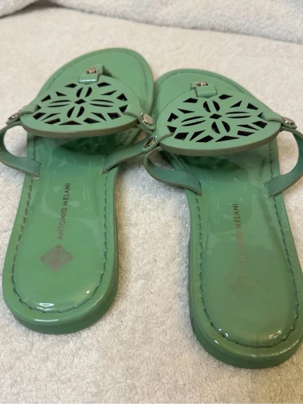 Antonio Melani Medallion Flat Sandals 6.5 Mint Green Patent Leather T-Strap VGC